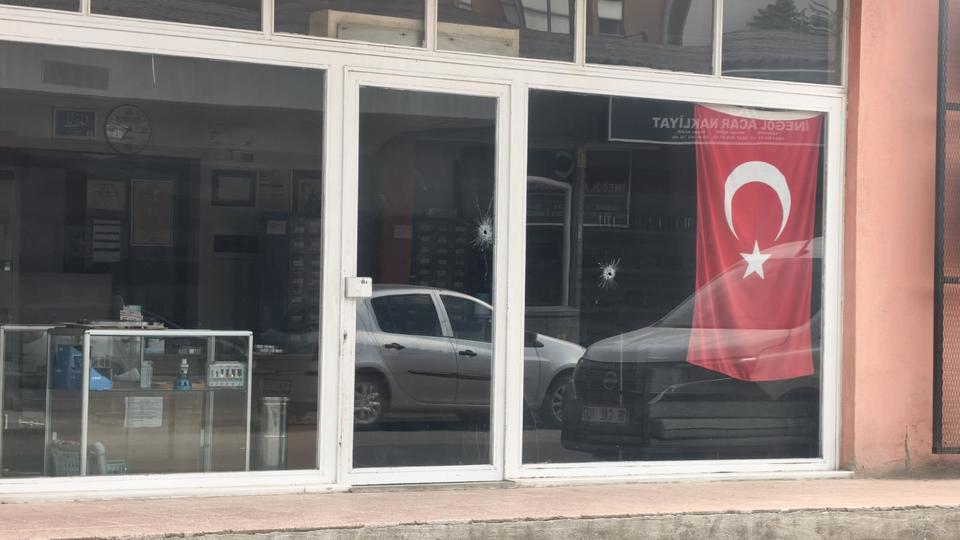 İş yerine silahla ateş açıp kaçtılar