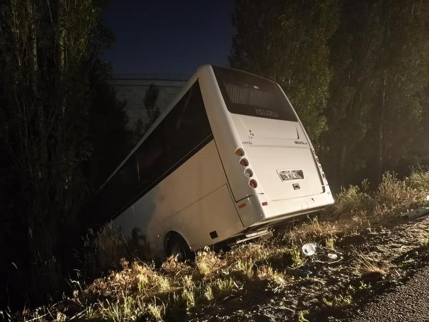 Servis aracı yol kenarına devrildi: 8 yaralı
