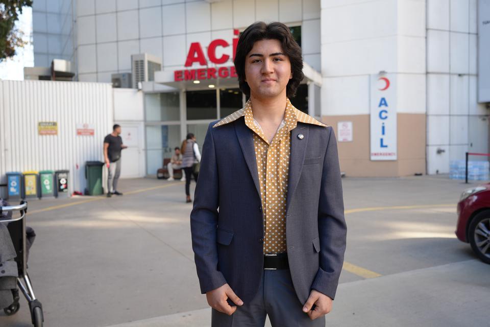 FERDİ TAYFUR'UN GENÇ HAYRANI HASTANE ÖNÜNDE NÖBET TUTARAK DUA EDİYOR GİYİMİ VE YAŞAM TARZIYLA FERDİ TAYFUR NOSTALJİSİ ESTİREN GENÇ, USTA SANATÇININ TEDAVİ GÖRDÜĞÜ HASTANENİN ÖNÜNDE ONUN SAĞLIĞINA KAVUŞMASINI BEKLİYOR 17 YAŞINDAKİ TALHA ÜNLÜ:  "İYİ Kİ FERDİ TAYFUR HAYRANI OLMUŞUM, ONUN YOLUNDAN GİTMEYİ DÜŞÜNÜYORUM" "5 DAKİKA DA OLSA KENDİSİYLE TANIŞMAK İSTERİM"