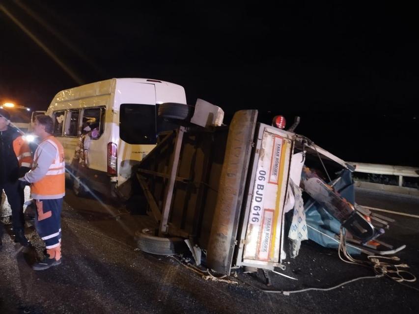 Seyir halindeki servis minibüsü devrildi: 3 yaralı