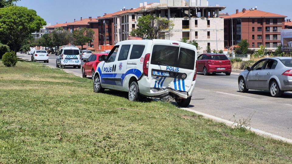 KAZA YERİNDEKİ POLİS ARACINA OTOMOBİL ÇARPTI: 1'İ POLİS 1'İ BEKÇİ TOPLAM 6 YARALI