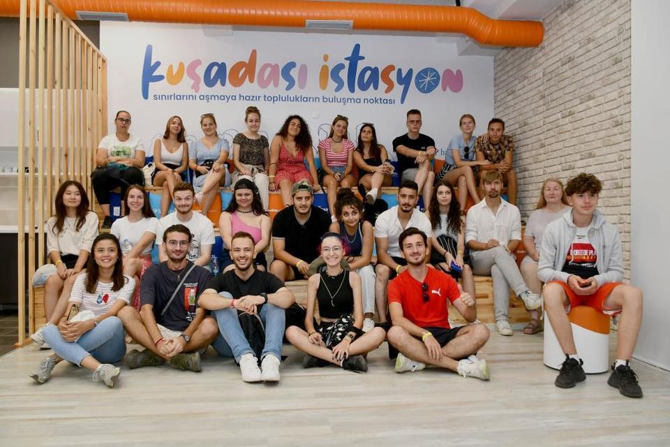 Kuşadası Belediyesi'nden gençlere yaz desteği