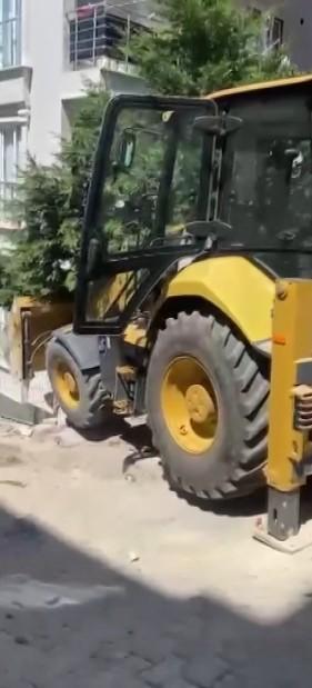 Kontrolden çıkan kepçe dehşet saçtı