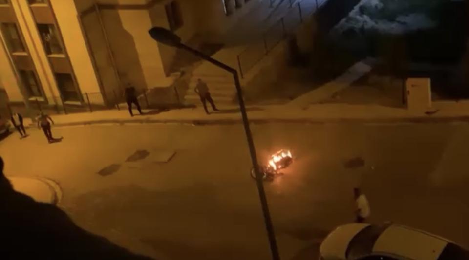 Sokak ortasında motosikletini ateşe verdi