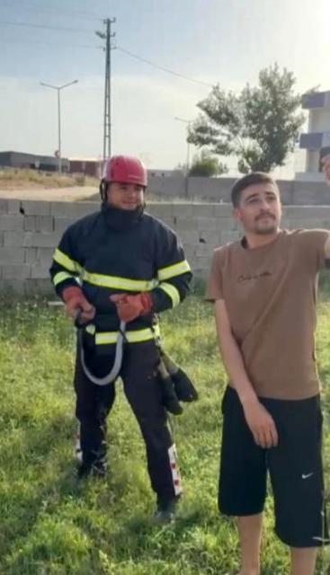Bahçeye giren yılanla hatıra fotoğrafı çektirdiler