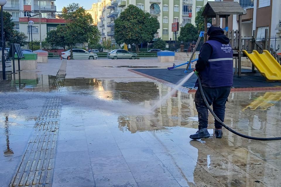 Efeler'de parklar temizlendi