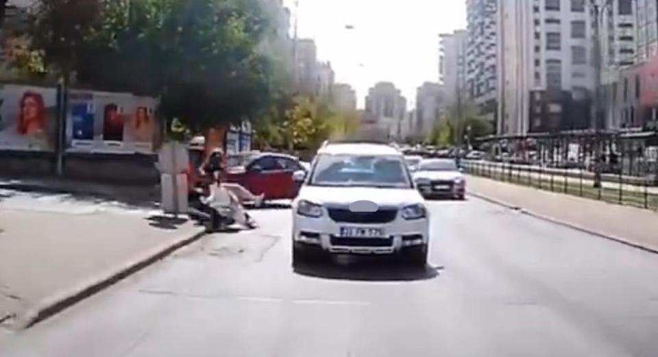 Otomobilin ani manevrası motosikletli kuryeyi hayattan koparıyordu