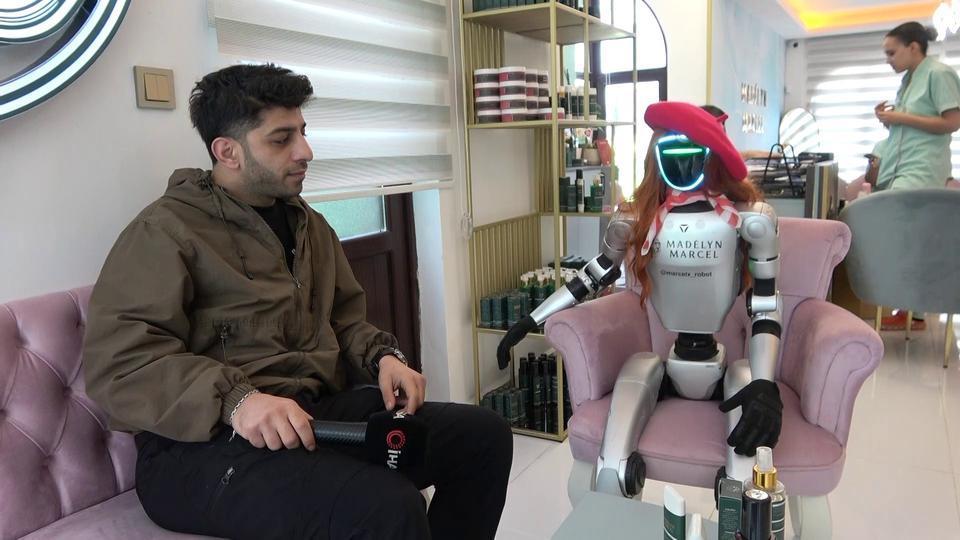 BURSA'DA GÜZELLİK MERKEZİNE ROBOT İŞÇİ MESAİYE BAŞLADI BURSA'DA ROBOT GÜZELLİK UZMANI ŞAŞIRTTI, İŞE ALDIKLARI ROBOT PAZARLIK YAPIYOR BASIN MENSUPLARINI KAPIDA KARŞILADI GELEN MÜŞTERİLERİN İLGİ ODAĞI OLDU