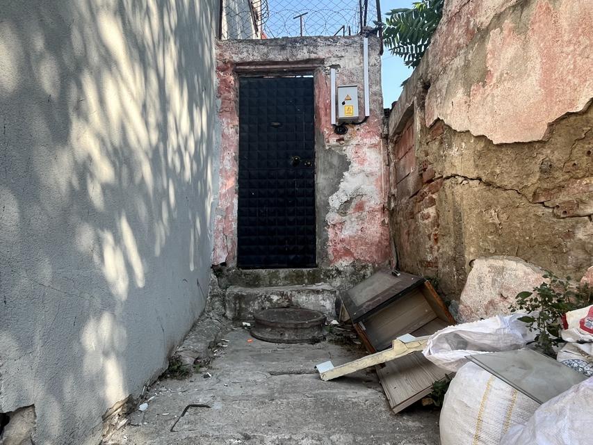 İZMİR'DE ESKİ KOCA DEHŞETİ: KEZZAP ATTIĞI ESKİ KARISI ÖLDÜ, KIZI İSE YAŞAM SAVAŞINDA