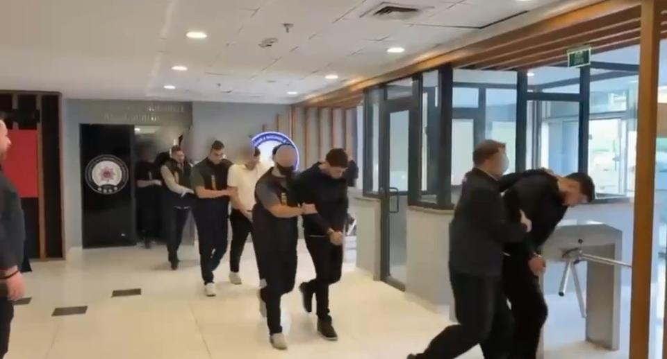 İNTERNETTE KADIN KILIĞINA GİRİP EVLİLİK VAADİYLE KANDIRDILAR, SONRA TEHDİT ETTİLER BURSA'DAKİ SİBER OPERASYONUNDA 10 KİŞİ TUTUKLANDI