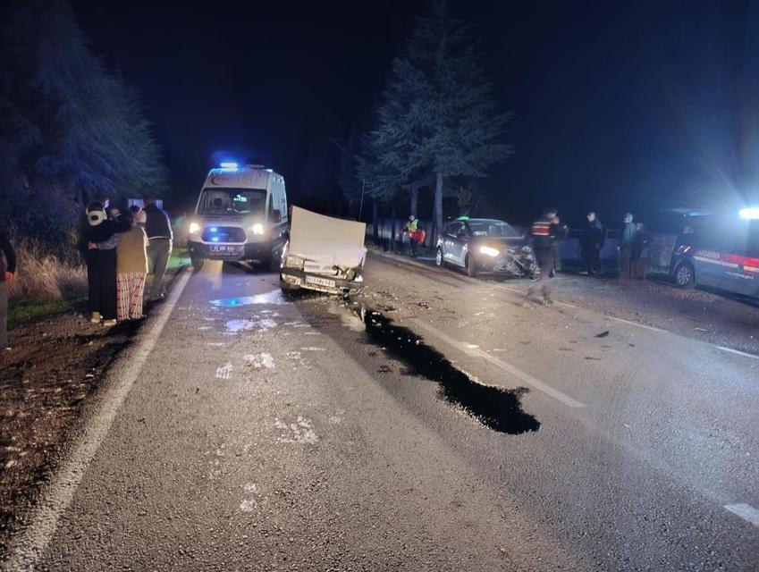 Kafa kafaya çarpışan otomobillerde 4 çocuk yaralandı