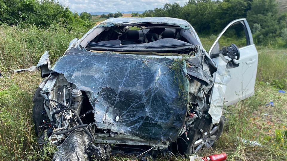 KUZEY MARMARA OTOYOLU'NDA OTOMOBİL ŞARAMPOLE UÇTU: 8 YARALI