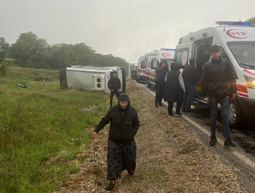 Sera işçisi kadınları taşıyan minibüs devrildi: 14 yaralı