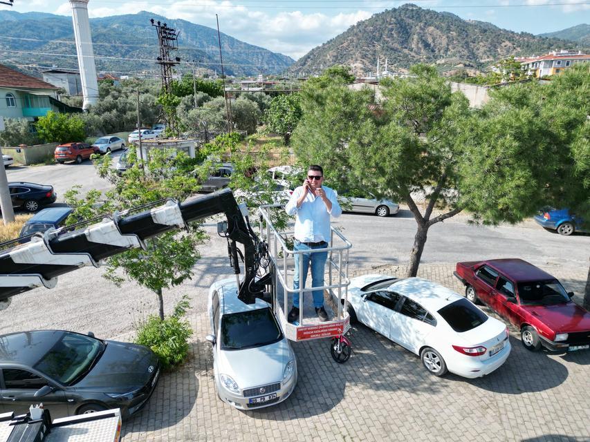 YEŞİL SAHALARA GİRİŞİ YASAKLANDI, VİNÇ KİRALAYIP MAÇI İZLEDİ VİNÇ KABİNİNDE MAÇ KEYFİ