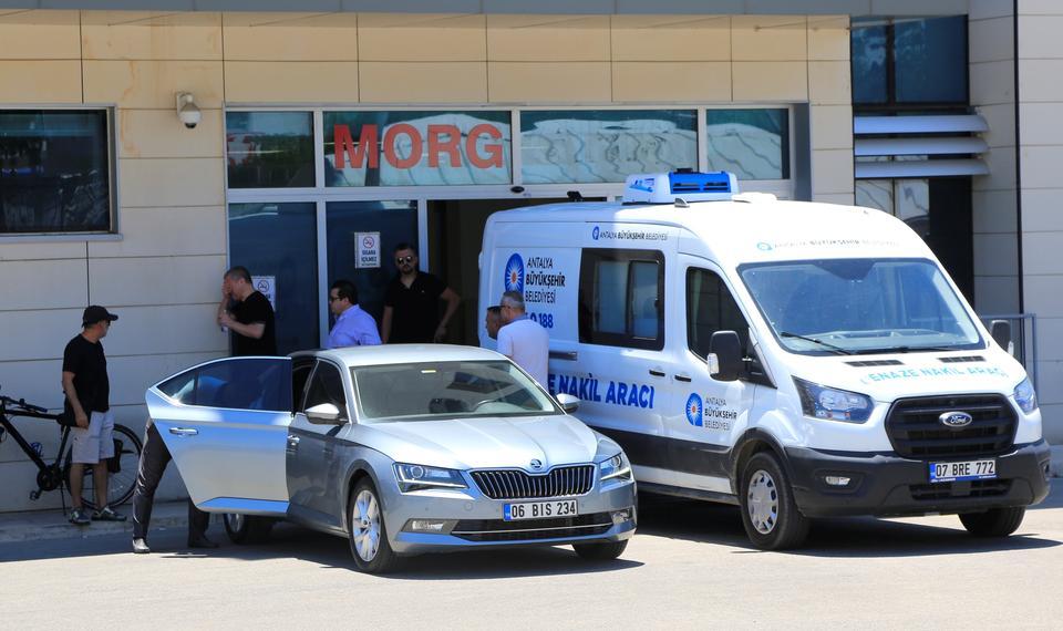 GAZETECİ İSMAİL KÜÇÜKKAYA'NIN ANNESİ TATİL İÇİN GELDİĞİ ANTALYA'DA HAYATINI KAYBETTİ CENAZEYİ ALAN İSMAİL KÜÇÜKKAYA'YI AĞABEYİ TESELLİ ETTİ