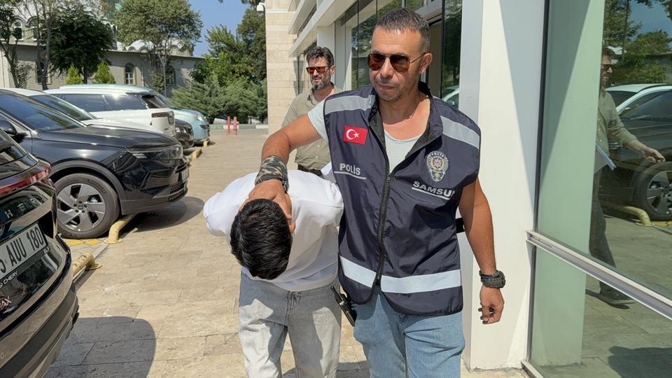 Kız arkadaşının kollarını kızgın kepçeyle yakan genç tutuklandı