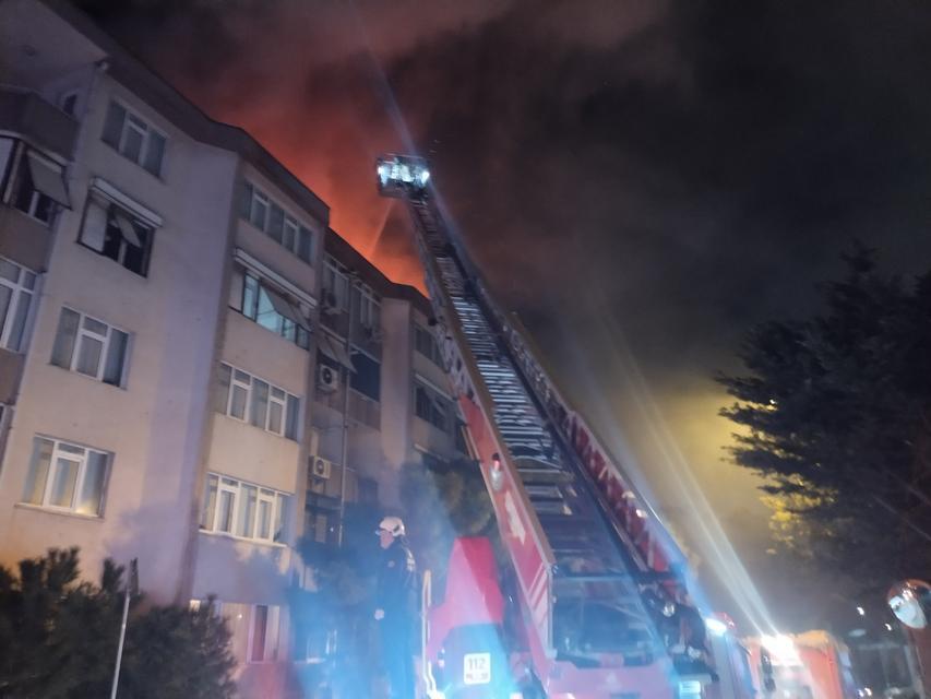 Site içindeki binanın çatısında yangın paniği