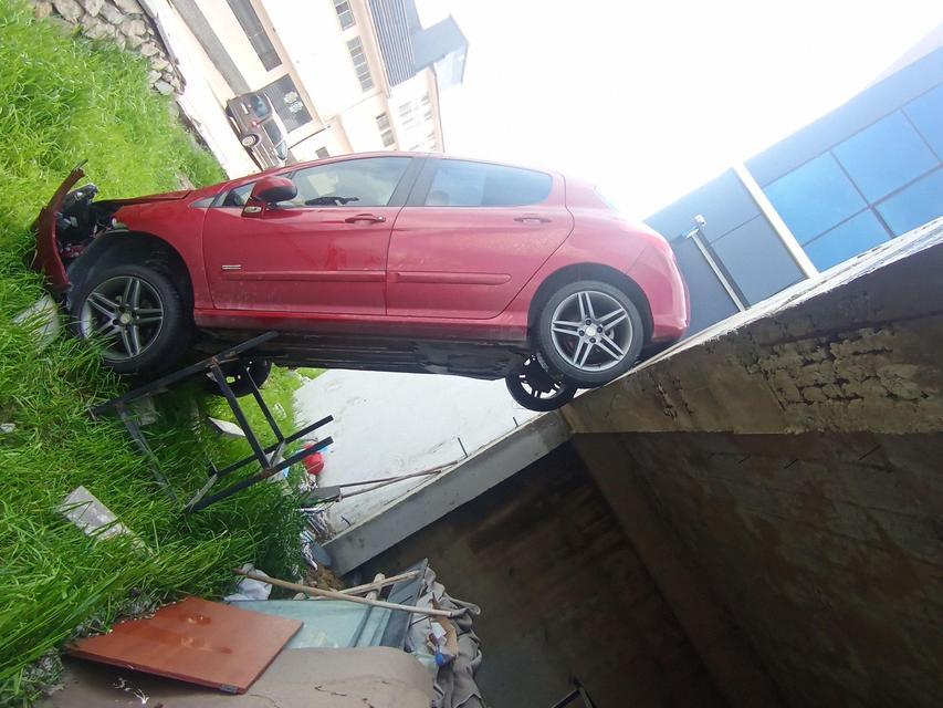 ŞARAMPOLE UÇAN OTOMOBİL DİK KALDI: 1 YARALI