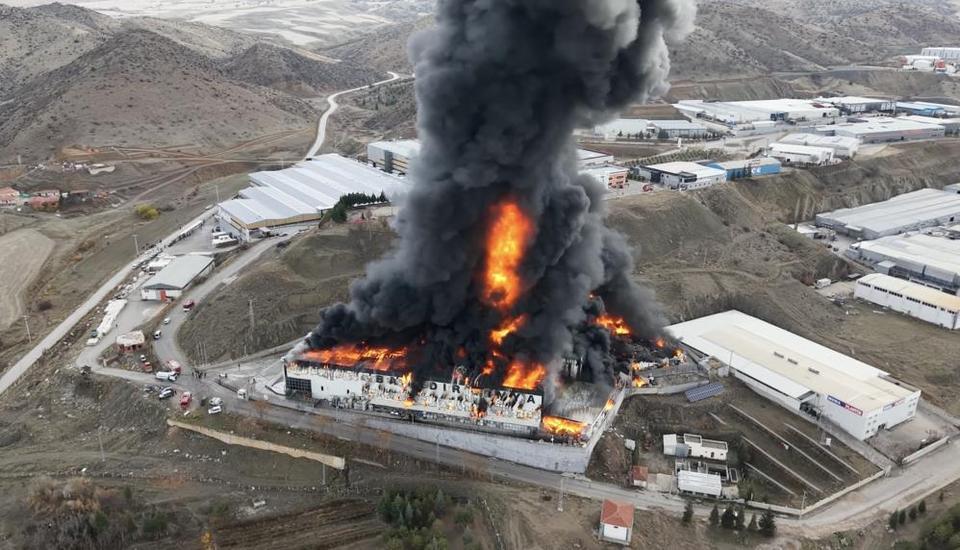 Fabrika yangınında gökyüzü siyaha büründü