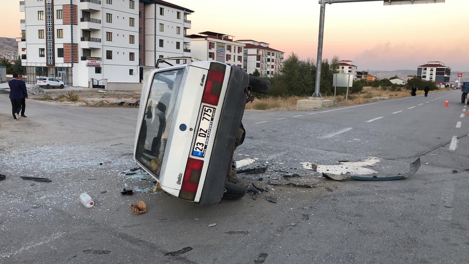 İki otomobil çarpıştı: 2 yaralı