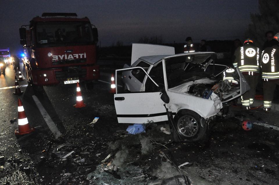 MANİSA'DA FECİ KAZA: 2 ÖLÜ, 5 YARALI