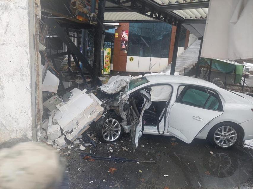 Otomobil iş yerine girdi: 5 yaralı