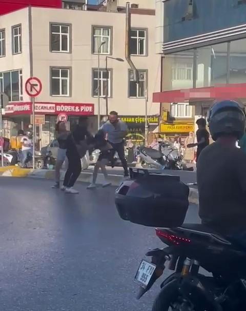 Motosikletli kadınlara kasklı şiddet