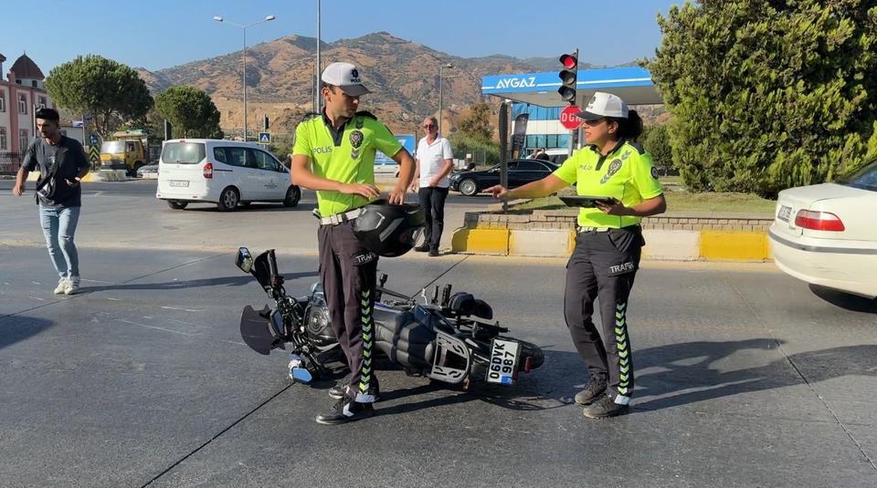 OTOMOBİL, MOTOSİKLETE ÇARPIP KARŞI ŞERİDE GEÇTİ