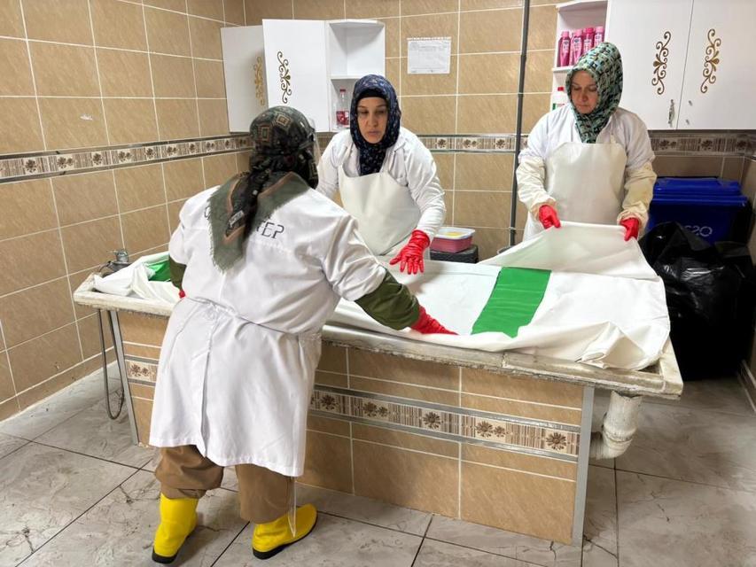 Kadın gassallar, yakınlarının bile yaklaşamadığı cenazeleri son yolculuklarına hazırlıyor