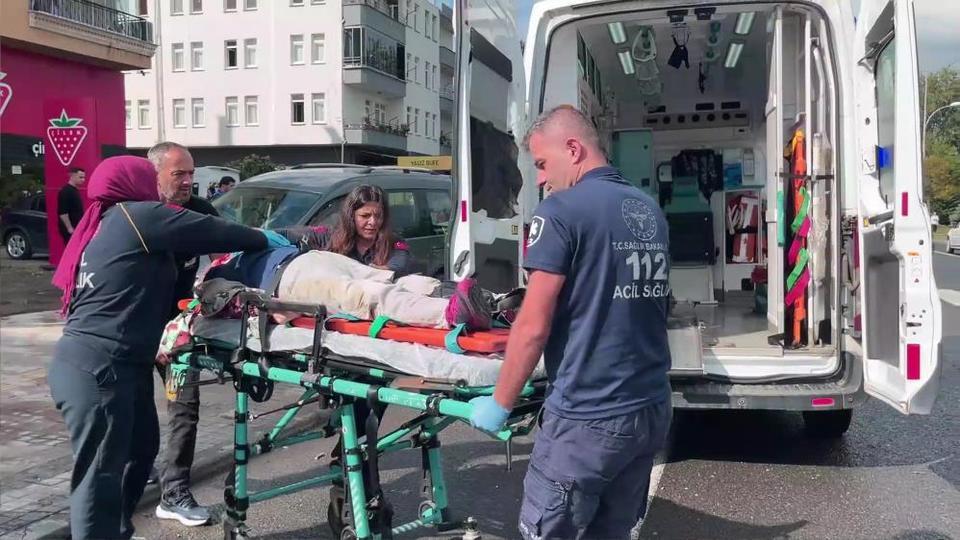 Kaldırımda bekleyen yaşlı kadına hafif ticari araç çarptı