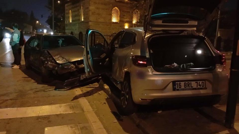 Kaza yapan otomobil refüje çarpıp durabildi