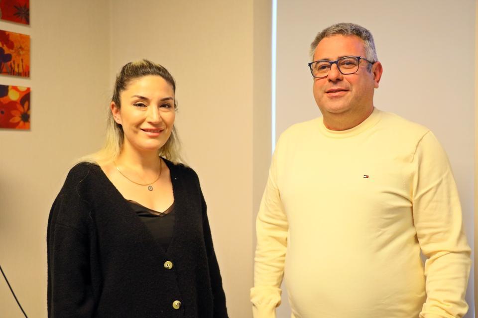 BEDEN EĞİTİMİ ÖĞRETMENİ ÇOCUK SEVGİSİYLE KANSERİ YENDİ KEMOTERAPİ VE İLİK NAKLİYLE 2 YAŞINDAKİ OĞLUNDAN AYRI KALAN NAGİHAN ÖĞRETMEN, KANSERİ YENDİKTEN SONRA DÜNYAYA KIZ ÇOCUĞU GETİRDİ, ÜÇÜNCÜ ÇOCUĞUNA DA HAMİLE KALDI AKUT MİYELOİD LÖSEMİ (AML) TEDAVİSİNDE YÜKSEK DOZDA KEMOTERAPİ İLAÇLARI ALDIĞI İÇİN DOĞURGANLIĞI AZALMASI BEKLENEN ÖĞRETMEN, GEBE OLDUĞUNU DUYDUKÇA MUTLULUĞU İKİ KATINA ÇIKTI HEMATOLOJİ VE KEMİK İLİĞİ NAKLİ MERKEZİ'NDEN DOÇ. DR. BURAK DEVECİ: "KENDİSİNİN TEKRAR ANNE OLACAĞINI ÖĞRENİNCE MUTLULUĞUMUZ BİR KAT DAHA ATTI" NAGİHAN YÜZBAŞIOĞLU: "ONLARIN SAĞLIKLI OLMASI ÇOK ÖNEMLİ VE BU SÜREÇLERDEN SONRA DÜNYAYA GELMİŞ OLMALARI DAHA DEĞERLİ"