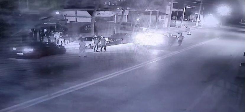 ALINMADIKLARI EĞLENCE MEKANININ ÇALIŞANINI ARAÇLA EZEREK ÖLDÜRDÜLER KAPIDA GÖREVLİ GENCE ARACIN ÇARPTIĞI ANLAR GÜVENLİK KAMERASINA YANSIDI