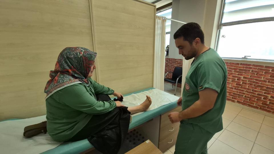 İLK AYAKKABISINI 51 YAŞINDA GİYEBİLDİ AKRAN ZORBALIĞIYLA GEÇEN YILLARIN ARDINDAN 51 YAŞINDA GELEN MUTLULUK