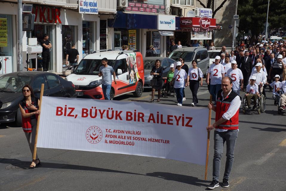AYDIN'DA AİLE YILI KORTEJ YÜRÜYÜŞÜ YAPILDI