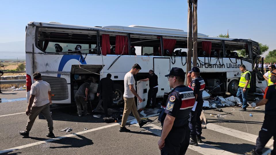 1 KİŞİNİN ÖLDÜĞÜ 24 KİŞİNİN YARALANDIĞI KAZADA OTOBÜSÜN ENKAZI KALDIRILDI