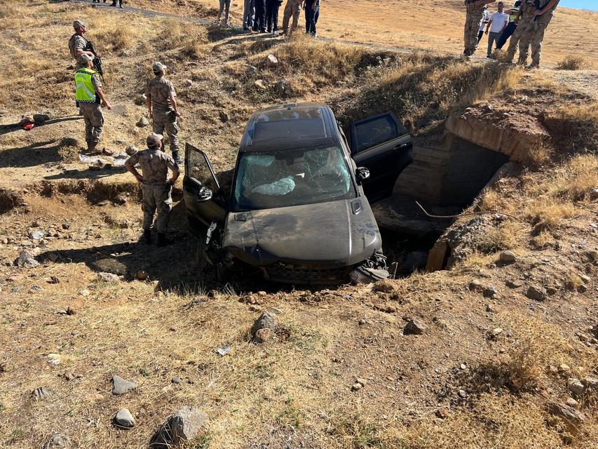 Takla atan araç şarampole uçtu: 3 yaralı