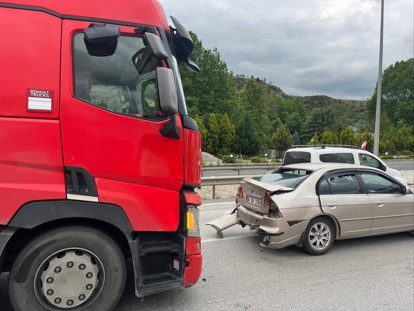 TIR OTOMOBİLE ARKADAN ÇARPTI, 2'İ ÇOCUK 3 KİŞİ YARALANDI