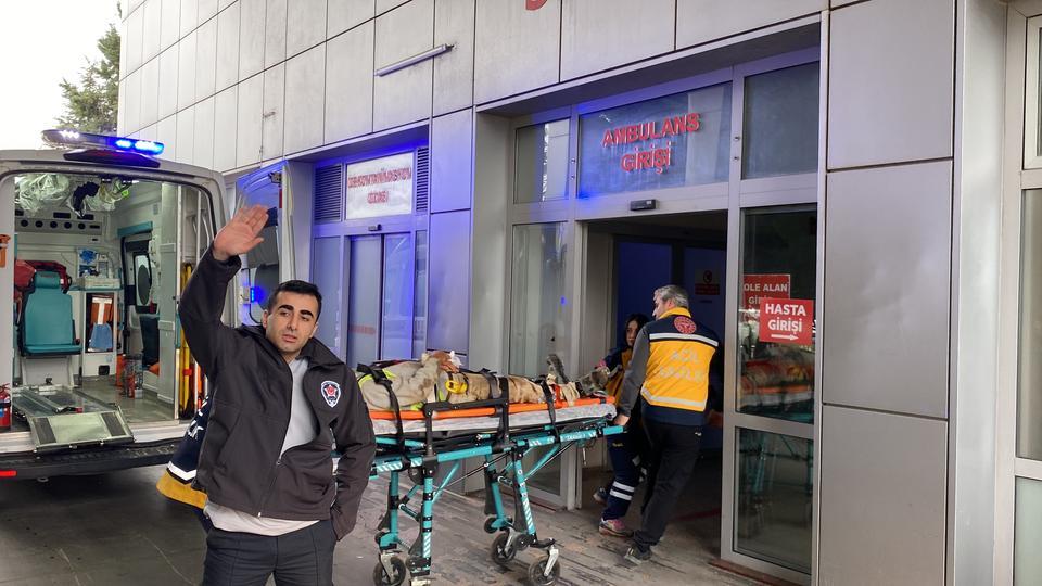 İŞÇİ BAYRAMI'NDA ÇALIŞIRKEN DEMİRLERİN ALTINDA KALDILAR: 3 YARALI
