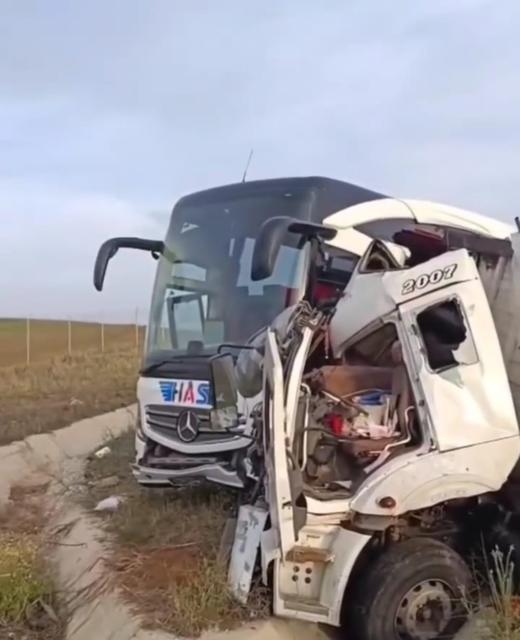 ANKARA'DA KAMYON İLE YOLCU OTOBÜSÜ ÇARPIŞTI: 1 ÖLÜ, 5 YARALI