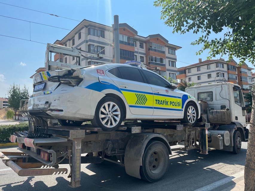 Kazayı inceleyen polisin aracına otomobil çarptı: 1'i polis 3 yaralı
