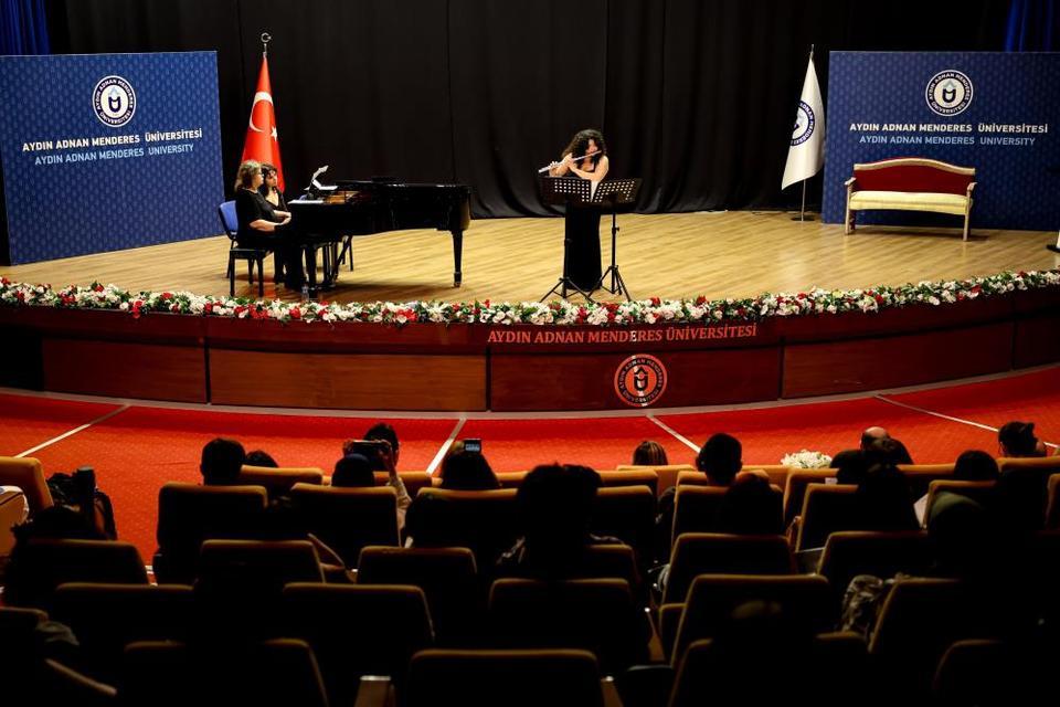ADÜ’de öğrencilerin konseri ilgi topladı