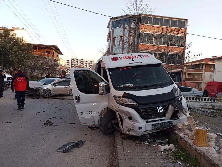 BALIKESİR'DE SERVİS ARACI İLE OTOMOBİL ÇARPIŞTI: 6 YARALI
