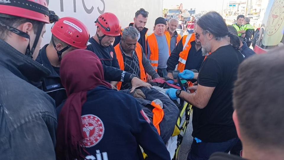 Tırın altında kalan karayolları işçisi hayatını kaybetti