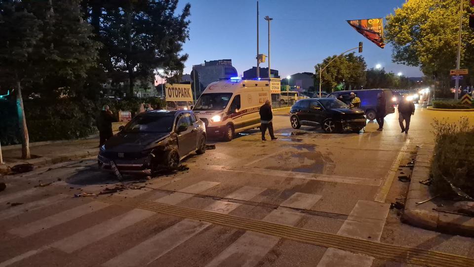 Kavşakta iki otomobil çarpıştı: 2 yaralı
