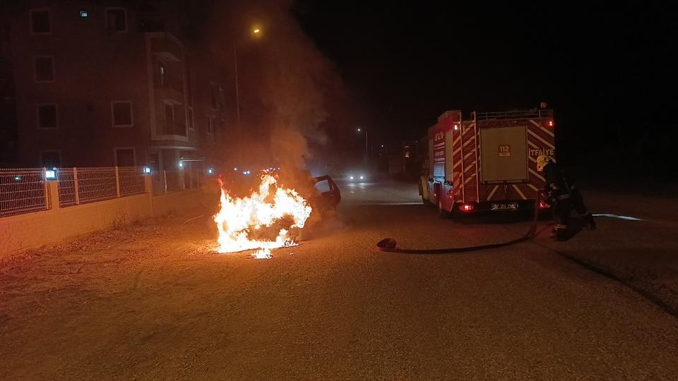 Seyir halindeki otomobil alev topuna döndü