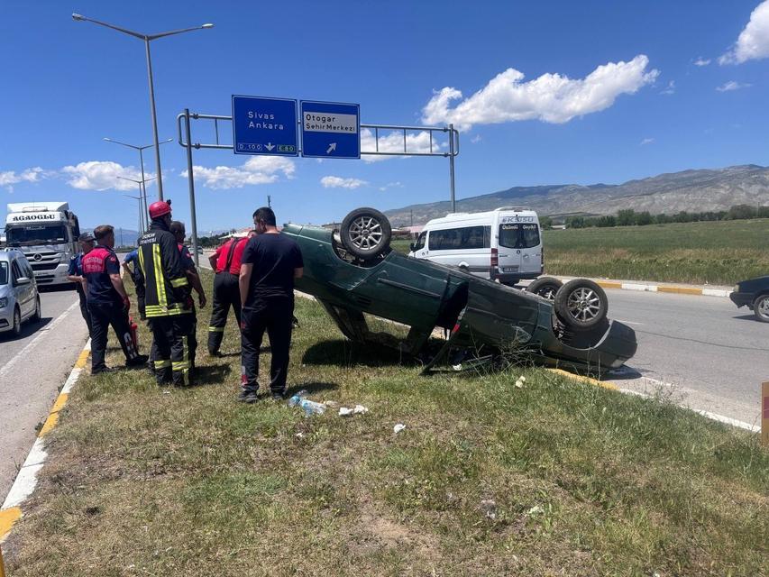 Takla atan otomobilde 2 kişi yaralandı
