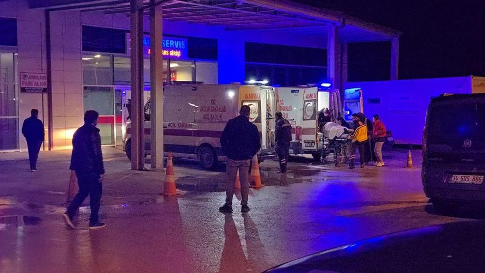 Otomobil ormanlık alana yuvarlandı: 7 yaralı