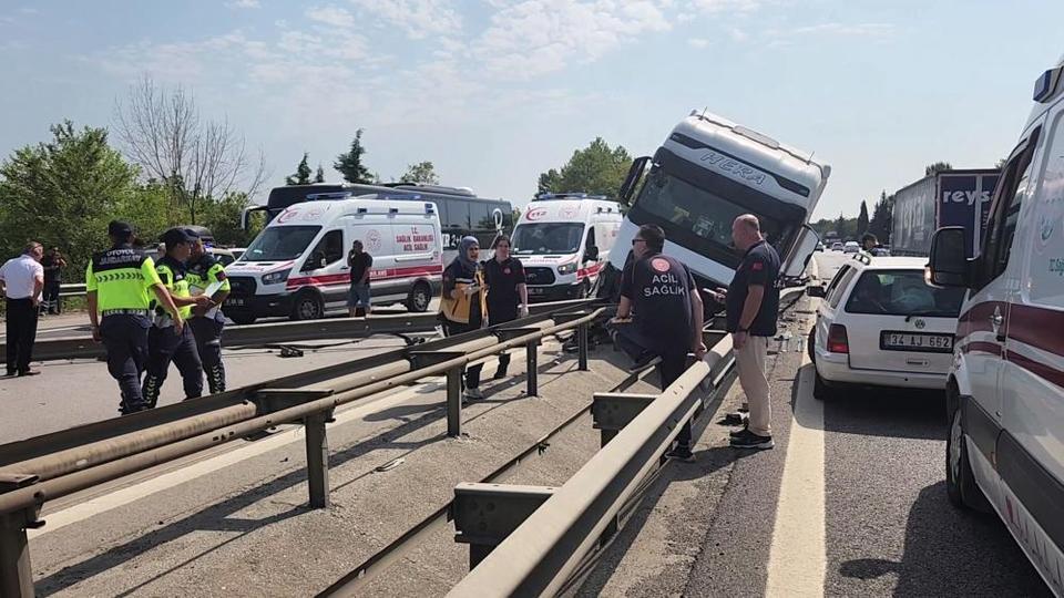 Otoyolda tırın yerinden söktüğü bariyer parçaları yola savruldu