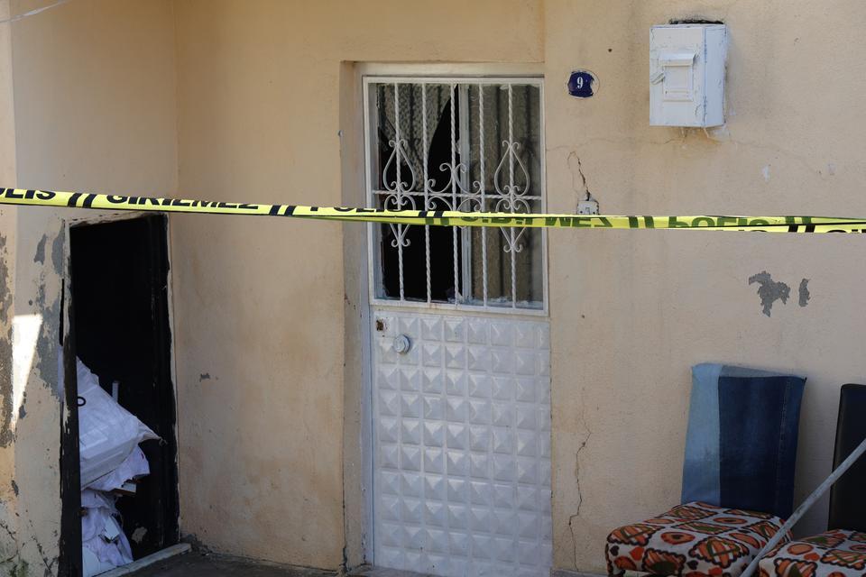 ZORLA GİRDİĞİ EVDE 12 YAŞINDAKİ KIZI ÖLDÜRDÜ, KIZIN ANNESİNİ AĞIR YARALADI İZMİR'DE ZORLA GİRDİĞİ EVİN HANIMINI BIÇAKLA YARALAYAN ZANLI, ÇIĞLIK ATAN KÜÇÜK KIZI İSE ÖLDÜRDÜ